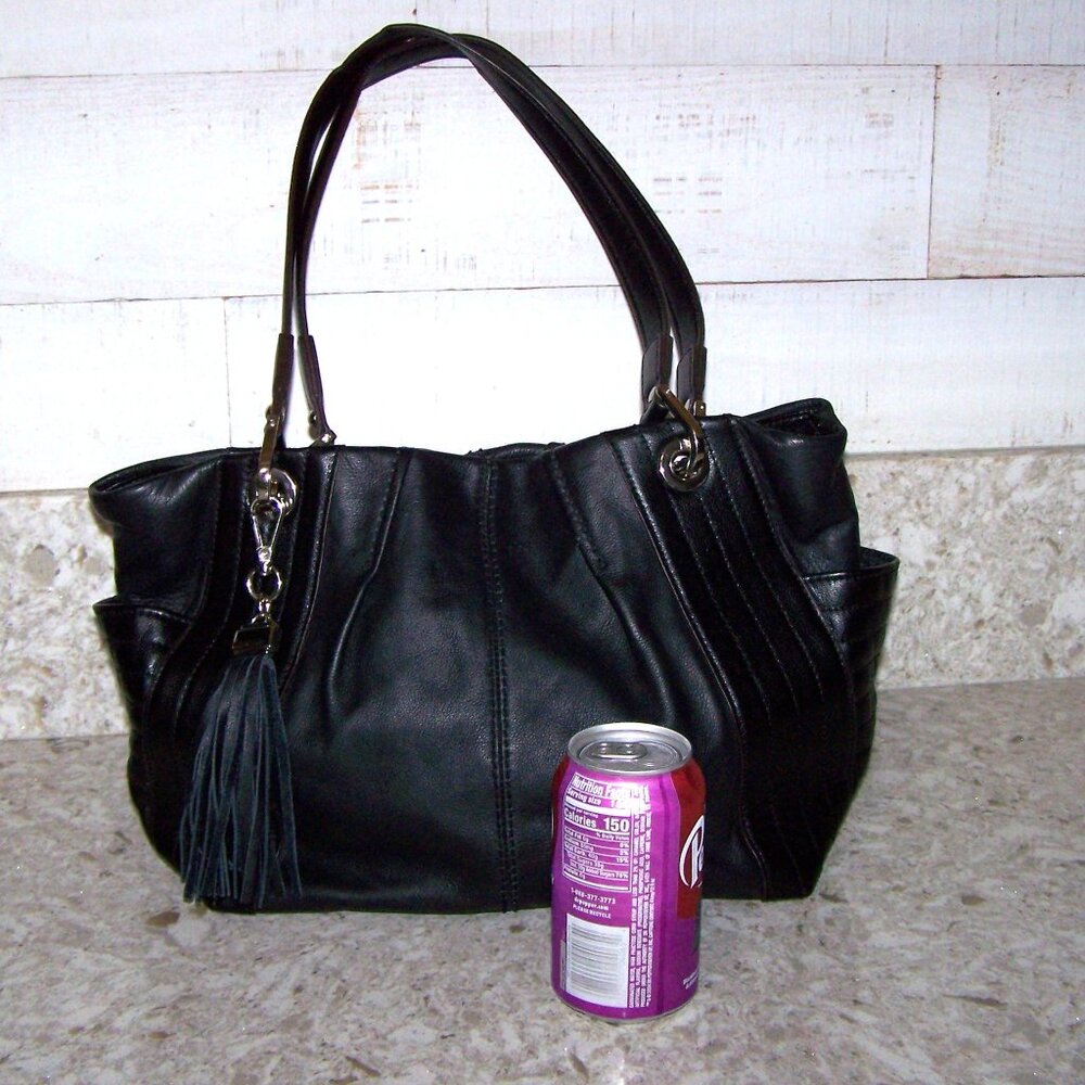 Tiganello Black Leather Shoulder Bag with Matching Key Fob - Picture 10 of 10